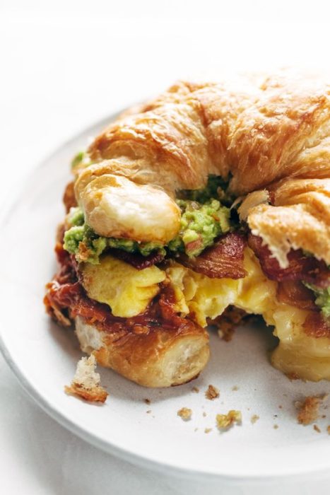 Croissant de huevo y jamón