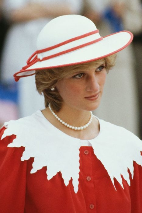 Princesa Diana con suéter rojo y cuello bebé blanco