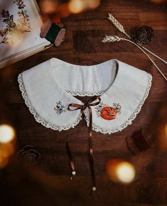 Little pin studio crea bonitos cuellos bordados de Halloween para vestidos y blusas; diseño de flores y zorro dormido sobre tela blanca