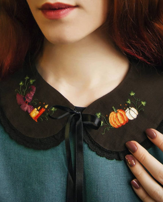 Little pin studio crea bonitos cuellos bordados de Halloween para vestidos y blusas; diseño de sombrero de bruja, velas, calabazas sobre tela negra; mujer pelirroja