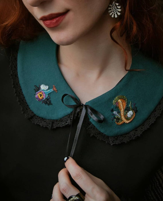 Little pin studio crea bonitos cuellos bordados de Halloween para vestidos y blusas; Diseño de Harry Potter, Slytherin, poción mágica, serpiente, mujer pelirroja sonriendo