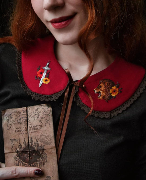 Little pin studio crea bonitos cuellos bordados de Halloween para vestidos y blusas; diseño de Gryffindor, espada, flores, león sobre tela roja; mujer pelirroja sosteniendo mapa del merodeador