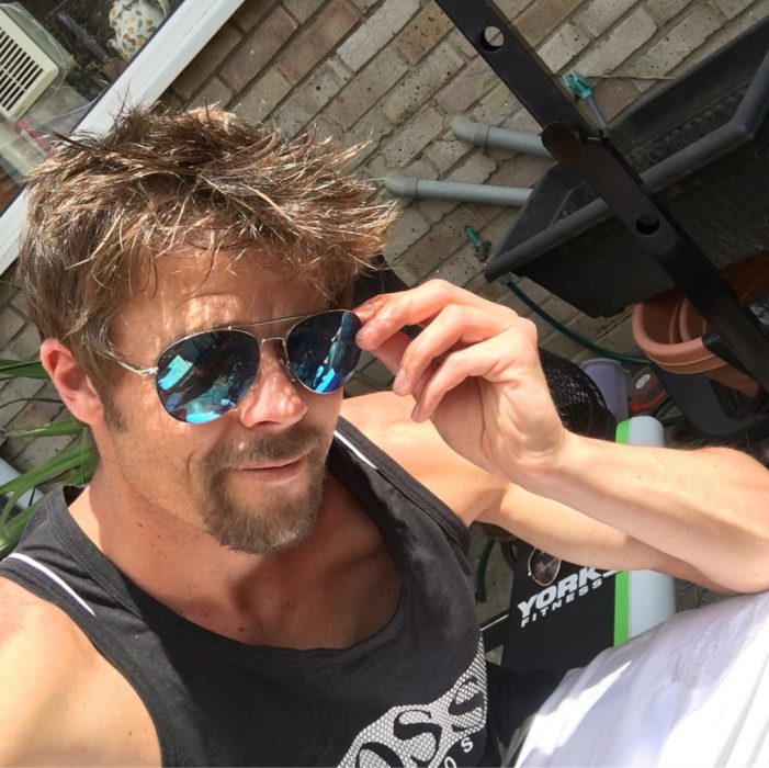 Nathan Meads doble de Brad Pitt tomándose una selfie 