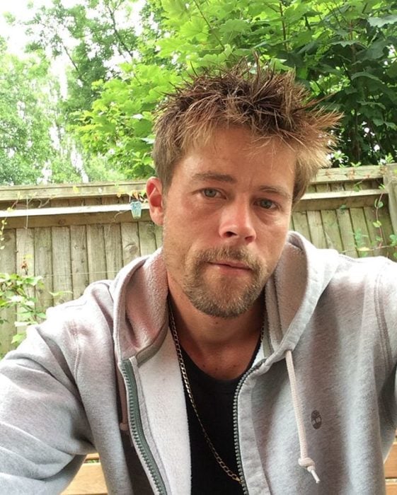 Nathan Meads doble de Brad Pitt tomándose una selfie 