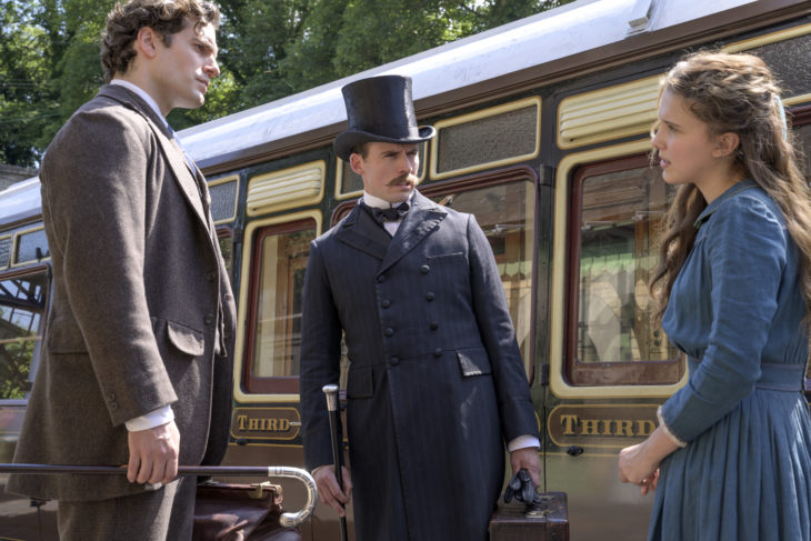 Escena de la película Enola Holmes, en la que Enola recoge a sus hermanos en la estación de tren