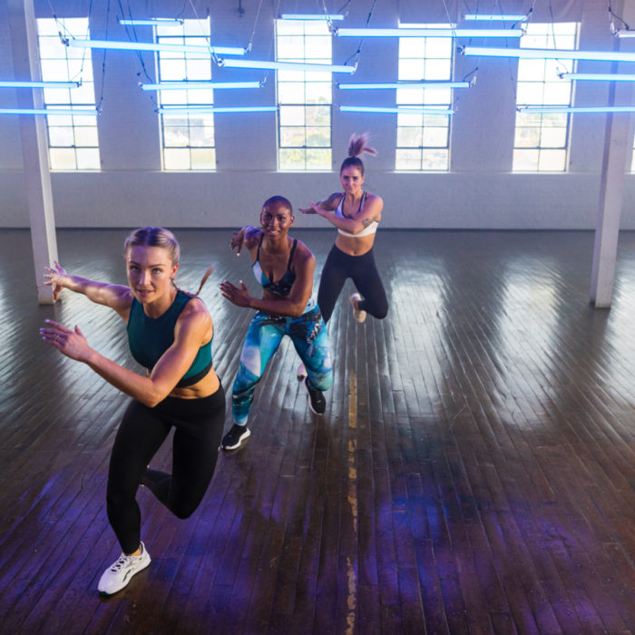 Mujeres haciendo ejercicio para pierna con sus tenis Reebok