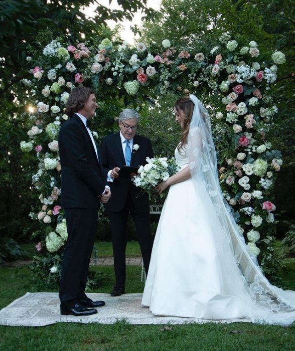 Elizabeth Gillies y Michael Corcoan durante su boda