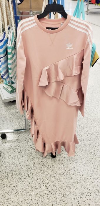 Vestido de color rosa con un olanes 