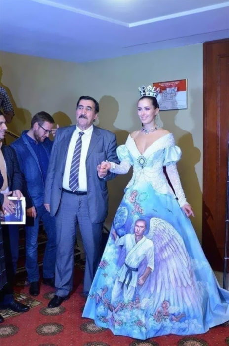 Chica con un vestido ancho con Vladimir Putin Putin pintado en la parte de enfrente 