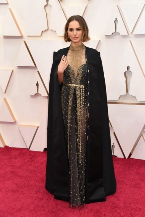 Natalie Portman mostrando el bordado en el saco que usó para los Óscar 2020