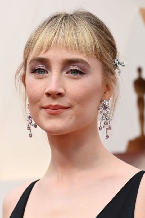 Saoirse Ronan usando pequeñas mariposas de pedrería en el cabello 