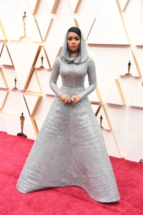 Janelle Monáe usando un vestido con 168 mil incrustraciones de cristales 