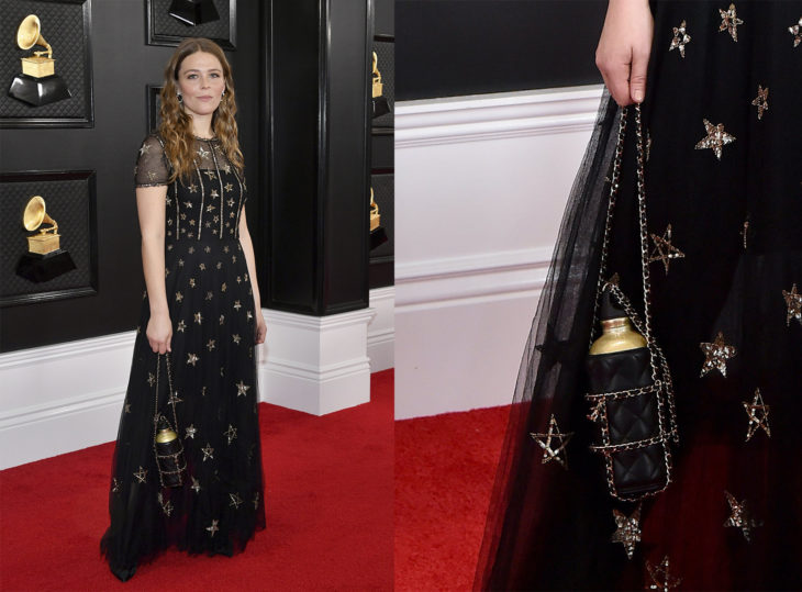 Maggie Rogers posando para la ceremonia de los grammy con una porta botella de agua de chanel