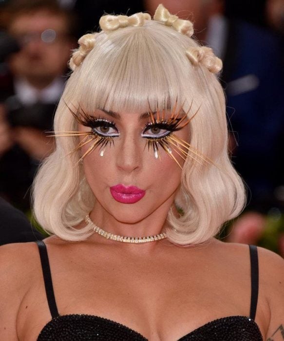 Lady Gaga usando unas pestañas largas con aplicaciones de oro