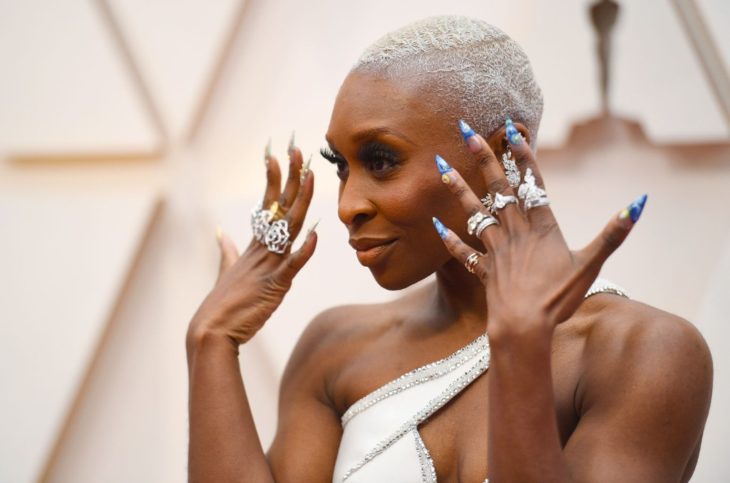 Cynthia Erivo con una manicura de la pintura de Van Gogh 