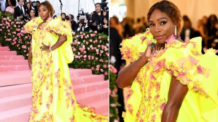 Serena Williams con un anillo de color verde en el dedo meñique 