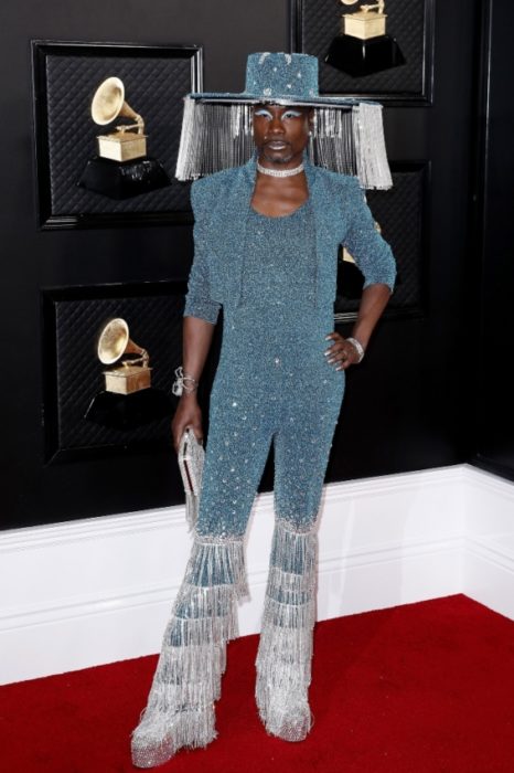 Billy Porter usando un atuendo de brillos en color azul con plateado 