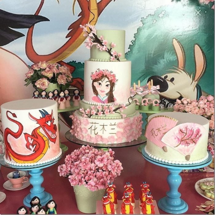 Mesa de dulces con temática de Mulán