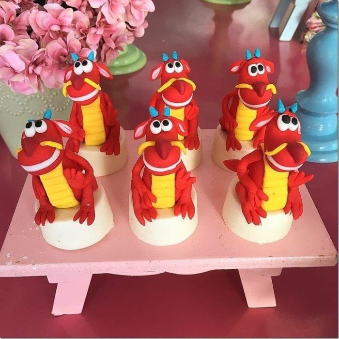 Cupcakes con temática de mushu de mulán