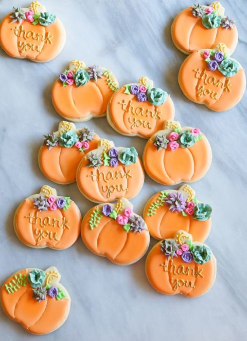 Galletas de mantequilla con decoración de Halloween en forma de calabacitas