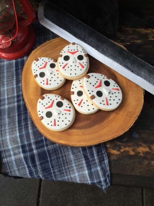 Galletas de mantequilla con decoración de Halloween en forma de Jason