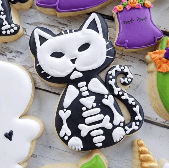 Galletas de mantequilla con decoración de Halloween en forma de gato negro