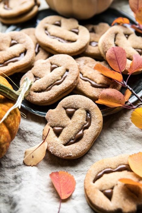 Galletas de mantequilla con decoración de Halloween en forma de calabazas