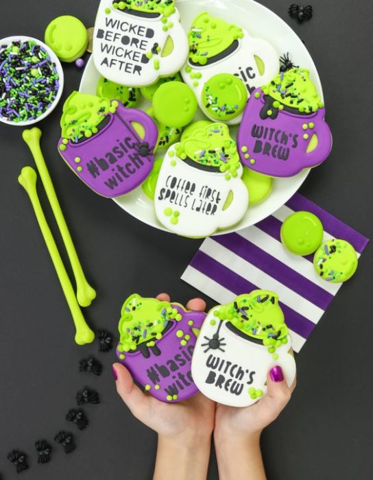 Galletas de mantequilla con decoración de Halloween en forma de tazas mágicas