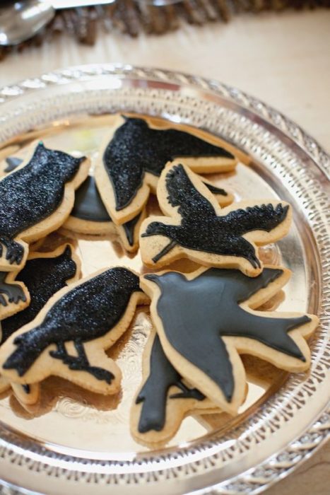 Galletas de mantequilla con decoración de Halloween en forma de cuervos