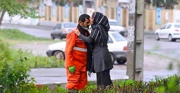 Hija besa orgullosa a su padre barrendero