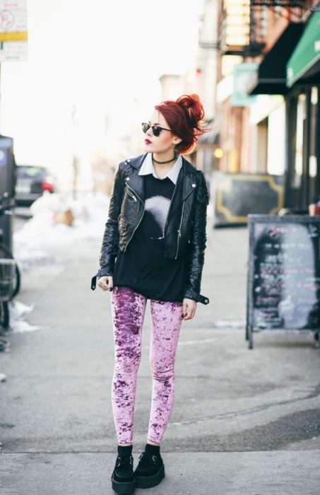 Chica de cabello rojo con chaqueta de mezclilla y pantalón rosa de terciopelo