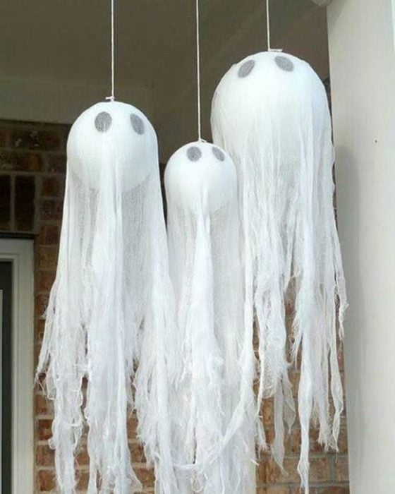 Decoración para Halloween de globos y telas que parecen fantasmas