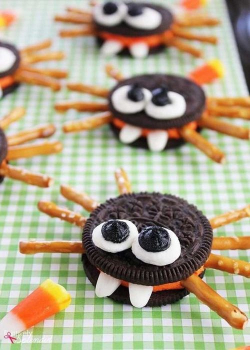 Galletas oreos con pretzels en forma de araña