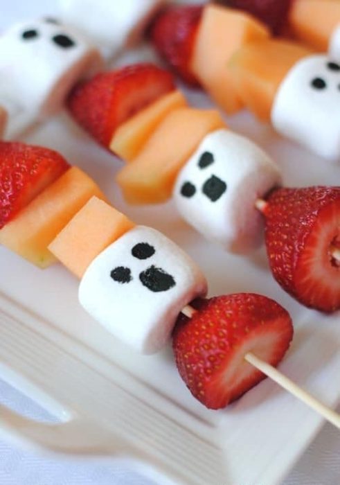 Brocheta de frutas con malvaviscos en forma de fantasmas 