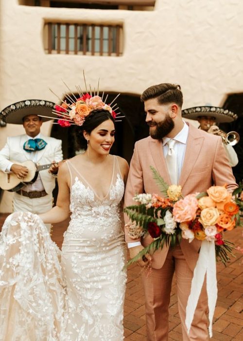 Novia y novio saliendo de templo con mariachis de fondo