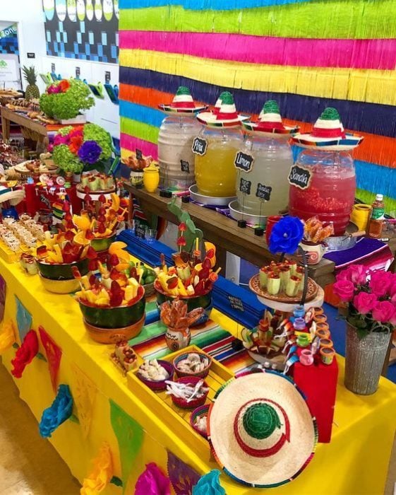 Mesa de dulces mexicana con dulces típicos y aguas frescas