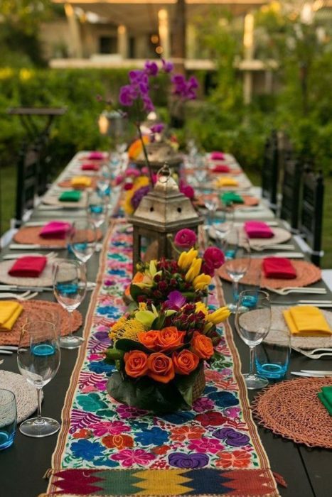 Mesa de boda con camino de mesa colorido