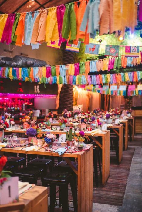 Decoración de mesas de boda con papel de china en el techo del salón