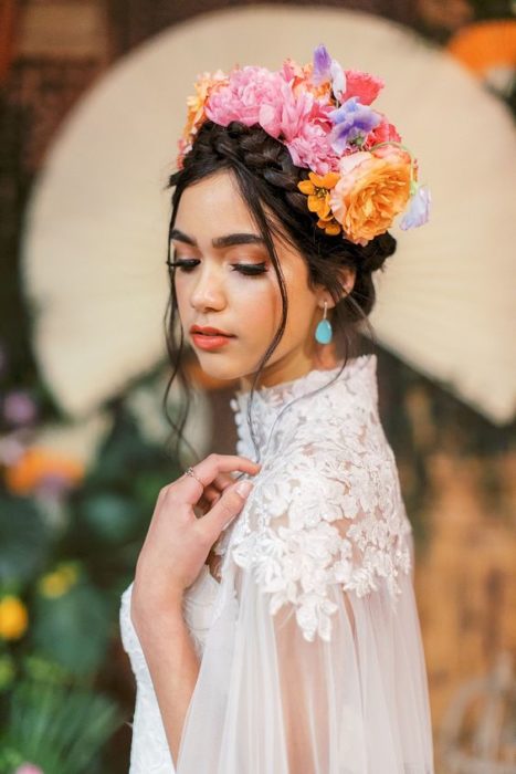 Novia con corona de flores con corona de flores