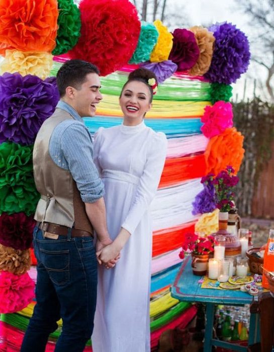 Pareja de novios con boda de temática mexicana