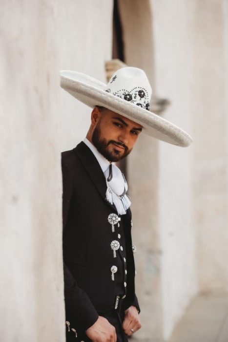 Novio vestido como charro mexicano