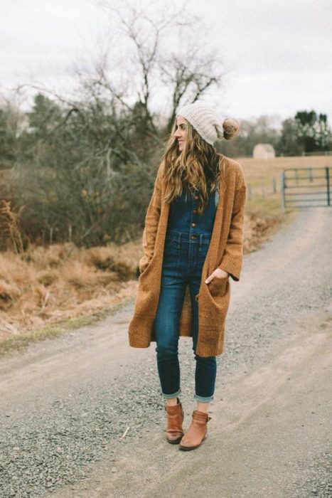 Chica con cardigan azul y cardigan café con botines cafés y gorrito blanco