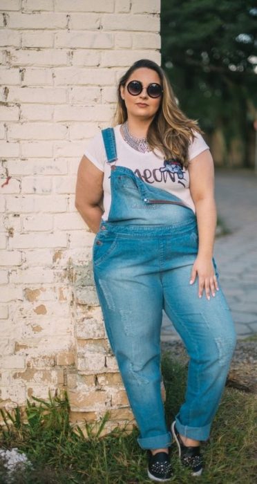 Chica plus size con overol y blusa blanca