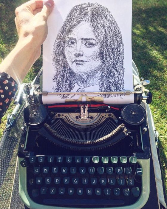 Dibujo de James Cook hecho en una máquina de escribir de la actriz Jenna Coleman quien actúa en Dr. Who