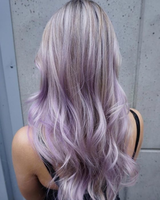 Chica con el cabello teñido de color lavanda con una combinación de rubio 