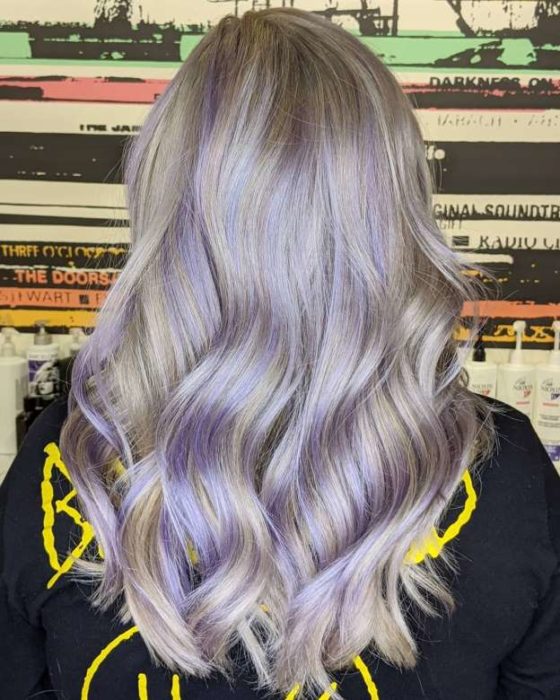 Chica con el cabello teñido de color lavanda con una combinación de rubio 