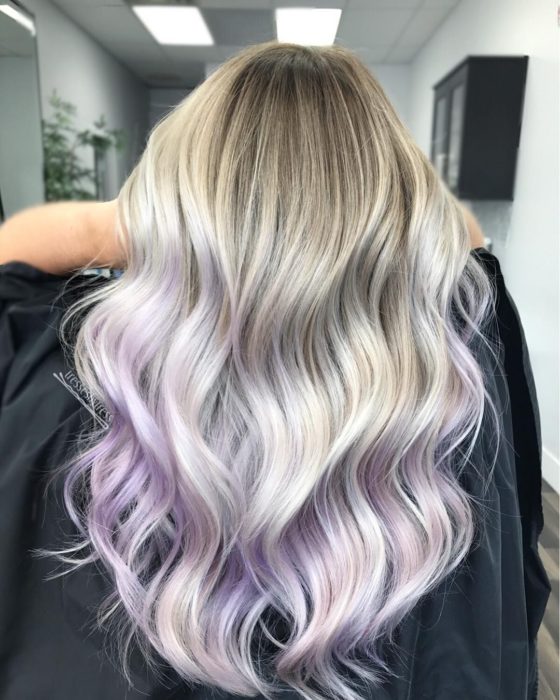 Chica con el cabello teñido de color lavanda con una combinación de rubio 