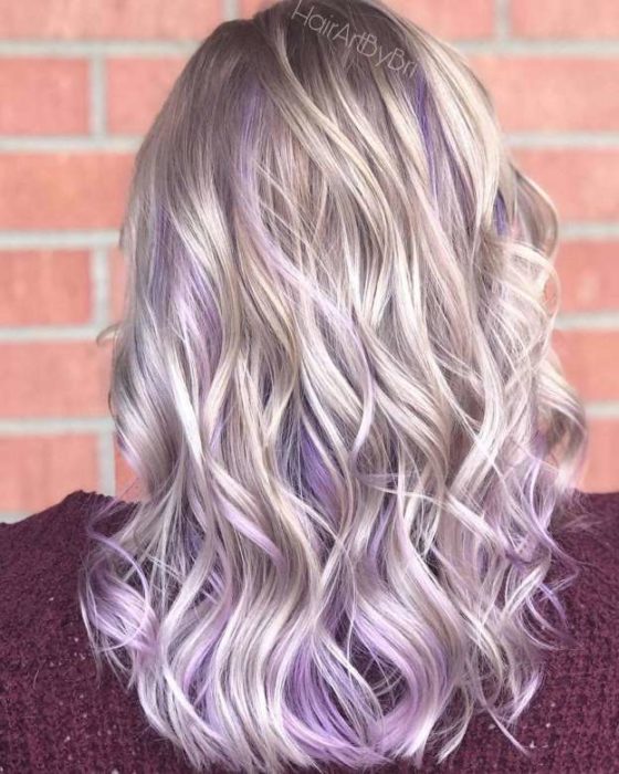 Chica con el cabello teñido de color lavanda con una combinación de rubio 