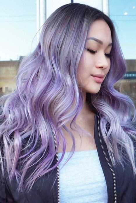 Chica con el cabello teñido de color lavanda con una combinación de rubio 