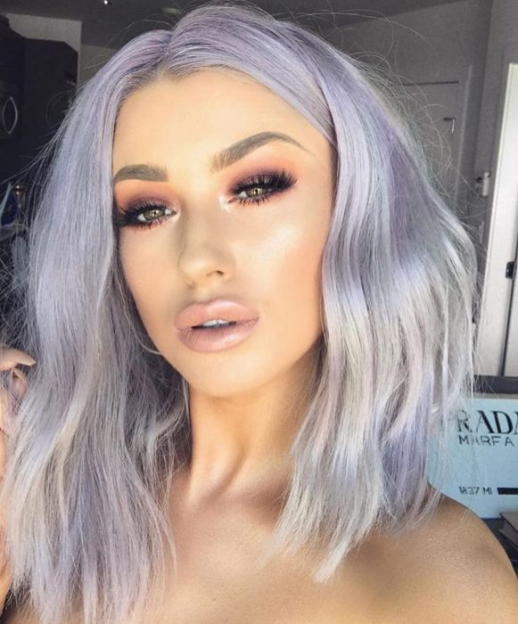 Chica con el cabello teñido de color lavanda con una combinación de rubio 